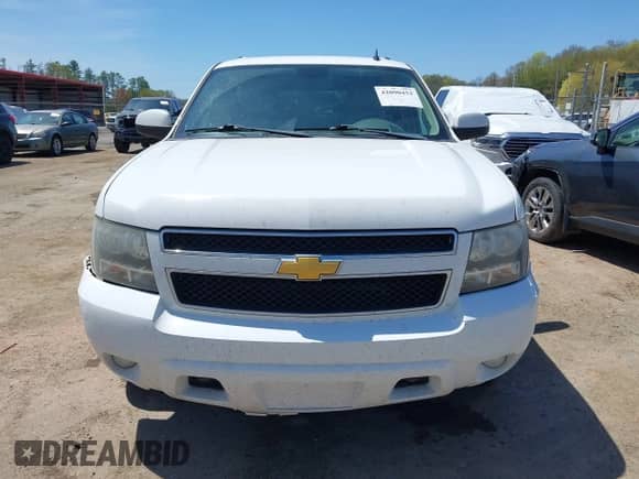 2014 Chevrolet Suburban LT z VIN 1GNSKJE70ER202460, wystawiony jako IAAI lot #42090452 z przebiegiem 181 450 mil mil oraz . Historia ofert i sprzedaży dostępna na DreamBid. Obrazek 12.