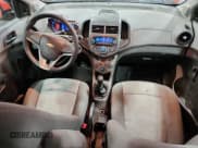 ✅ 2012 Chevrolet Sonic LS • VIN: 1G1JB5SH9C4136390 • Lot: 71676875. Wystawiony na Copart z przebiegiem 80 646 mil. Bezpłatny archiwum sprzedaży aukcyjnych z USA i szczegółowy raport historii pojazdu na DreamBid. Zdjęcie 8.