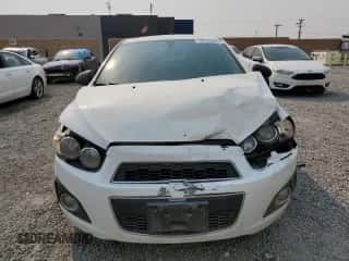 2014 Chevrolet Sonic LS z VIN 1G1JA5SG6E4161325, wystawiony jako Copart lot #70765964 z przebiegiem 127 926 mil mil oraz Szkoda całkowita • Salvage title. Historia ofert i sprzedaży dostępna na DreamBid. Obrazek 5.