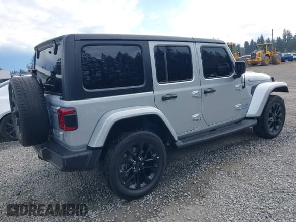 ✅ 2023 Jeep Wrangler Sahara • VIN: 1C4JJXP65PW696141 • Lot: 43364969. Wystawiony na IAAI z przebiegiem 31 704 mil. Bezpłatny archiwum sprzedaży aukcyjnych z USA i szczegółowy raport historii pojazdu na DreamBid. Zdjęcie 4.