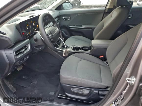 ✅ 2025 Kia K4 LXS • VIN: 3KPFT4DE0SE046422 • Lot: 94164055. Wystawiony na Copart z przebiegiem 23 194 mil. Bezpłatny archiwum sprzedaży aukcyjnych z USA i szczegółowy raport historii pojazdu na DreamBid. Zdjęcie 7.