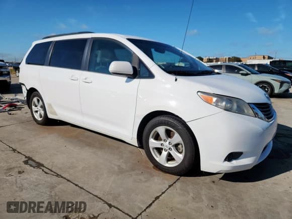✅ 2012 Toyota Sienna LE • VIN: 5TDKK3DC3CS256790 • Лот: 81681175. Опубликован ранее на Copart с пробегом 172 149 миль. Бесплатный доступ к архиву аукционных продаж из США и подробный отчёт об истории автомобиля на DreamBid. Изображение 4.