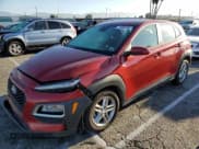 ✅ 2021 Hyundai Kona SE • VIN: KM8K12AA1MU604644 • Лот: 70888194. Опубликован ранее на Copart с пробегом 67 613 миль. Бесплатный доступ к архиву аукционных продаж из США и подробный отчёт об истории автомобиля на DreamBid. Изображение 1.
