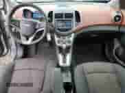 2015 Chevrolet Sonic LT z VIN 1G1JC5SH0F4133699, wystawiony jako Copart lot #82480565 z przebiegiem 81 978 mil mil oraz Szkoda całkowita • Salvage title. Historia ofert i sprzedaży dostępna na DreamBid. Obrazek 8.