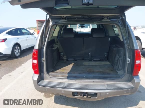 ✅ 2009 Chevrolet Suburban 2LT • VIN: 1GNFK26339R245991 • Lot: 43013552. Wystawiony na IAAI z przebiegiem 215 814 mil. Bezpłatny archiwum sprzedaży aukcyjnych z USA i szczegółowy raport historii pojazdu na DreamBid. Zdjęcie 18.