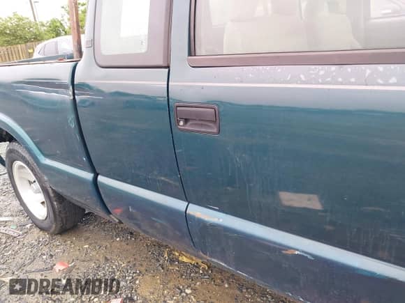 1997 Chevrolet S-10 LS с VIN 1GCCS19XXVK163568, выставлен на аукционе IAAI как лот 42521495 с пробегом 218 375 миль миль и . История ставок и продаж доступна на DreamBid. Изображение 13.