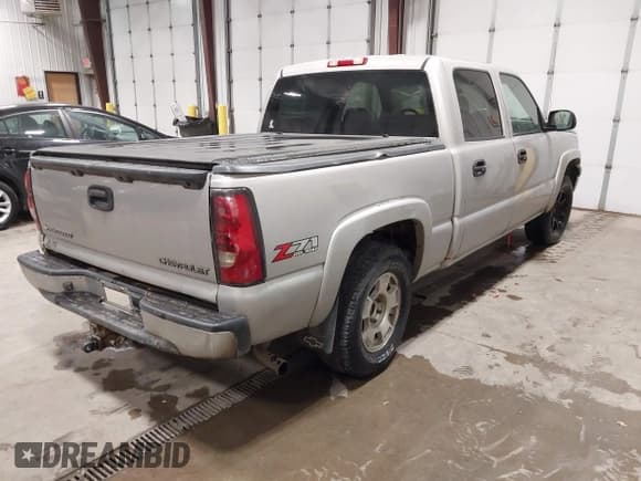 ✅ 2005 Chevrolet Silverado 1500 Z71 • VIN: 2GCEK13T651307938 • Lot: 43525558. Wystawiony na IAAI z przebiegiem 256 177 mil. Bezpłatny archiwum sprzedaży aukcyjnych z USA i szczegółowy raport historii pojazdu na DreamBid. Zdjęcie 4.