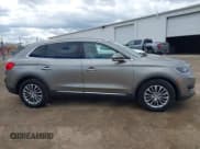 ✅ 2016 Lincoln MKX Select • VIN: 2LMTJ8KP4GBL90323 • Лот: 42046809. Опубликован ранее на IAAI с пробегом 133 618 миль. Бесплатный доступ к архиву аукционных продаж из США и подробный отчёт об истории автомобиля на DreamBid. Изображение 13.