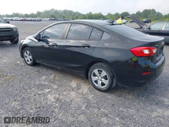 2018 Chevrolet Cruze LS z VIN 1G1BC5SM5J7158901, wystawiony jako IAAI lot #43031111 z przebiegiem 110 072 mil mil oraz . Historia ofert i sprzedaży dostępna na DreamBid. Obrazek 3.