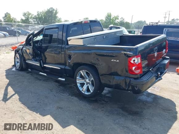 2008 Dodge Dakota SXT z VIN 1D7HW38K58S577296, wystawiony jako IAAI lot #42787351 z przebiegiem 147 795 mil mil oraz . Historia ofert i sprzedaży dostępna na DreamBid. Obrazek 3.