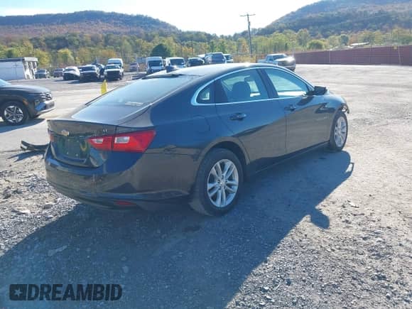 2018 Chevrolet Malibu LT z VIN 1G1ZD5ST0JF244643, wystawiony jako IAAI lot #43475110 z przebiegiem 137 932 mil mil oraz . Historia ofert i sprzedaży dostępna na DreamBid. Obrazek 4.