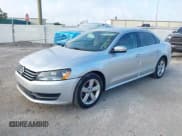✅ 2015 Volkswagen Passat SE • VIN: 1VWBS7A37FC019833 • Lot: 42305402. Wystawiony na IAAI z przebiegiem 202 438 mil. Bezpłatny archiwum sprzedaży aukcyjnych z USA i szczegółowy raport historii pojazdu na DreamBid. Zdjęcie 2.