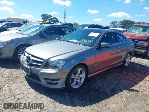 ✅ 2012 Mercedes-Benz C 250 • VIN: WDDGJ4HB2CF792300 • Lot: 40470541. Wystawiony na IAAI z przebiegiem 105 867 mil. Bezpłatny archiwum sprzedaży aukcyjnych z USA i szczegółowy raport historii pojazdu na DreamBid. Zdjęcie 2.