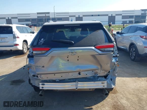 ✅ 2020 Toyota RAV4 LE • VIN: 2T3H1RFV6LC034789 • Lot: 43235320. Wystawiony na IAAI z przebiegiem 66 481 mil. Bezpłatny archiwum sprzedaży aukcyjnych z USA i szczegółowy raport historii pojazdu na DreamBid. Zdjęcie 17.