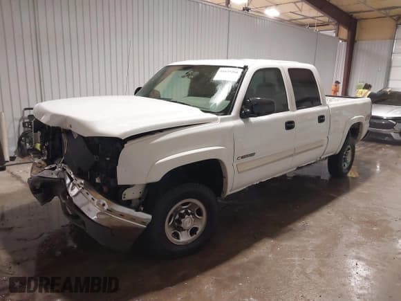 ✅ 2005 Chevrolet Silverado 2500HD LS • VIN: 1GCHK23U55F899336 • Lot: 41635266. Wystawiony na IAAI z przebiegiem 299 032 mil. Bezpłatny archiwum sprzedaży aukcyjnych z USA i szczegółowy raport historii pojazdu na DreamBid. Zdjęcie 2.