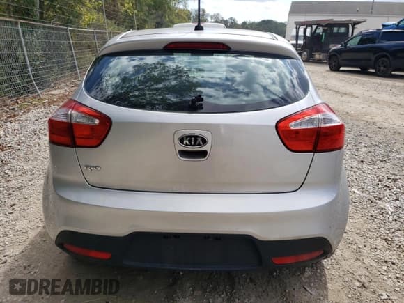 ✅ 2013 Kia Rio LX • VIN: KNADM5A30D6114947 • Lot: 81829045. Wystawiony na Copart z przebiegiem 154 500 mil. Bezpłatny archiwum sprzedaży aukcyjnych z USA i szczegółowy raport historii pojazdu na DreamBid. Zdjęcie 6.