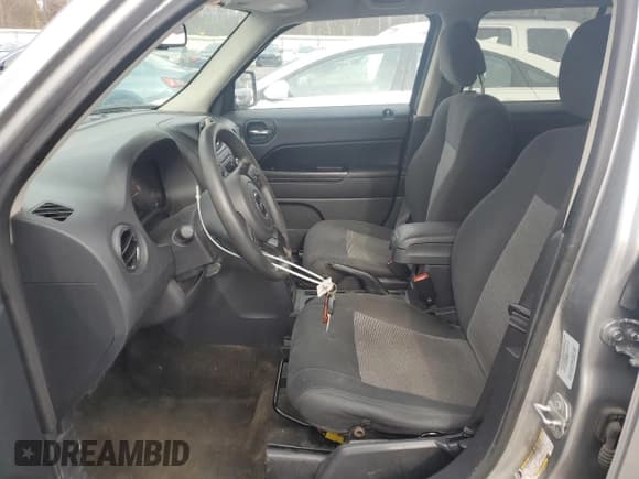 ✅ 2016 Jeep Patriot Sport SE • VIN: 1C4NJRBB0GD668812 • Lot: 91914285. Listed on Copart with 190,286 mi. Free auction sales archive from the USA and detailed vehicle history report at DreamBid. Image 7.