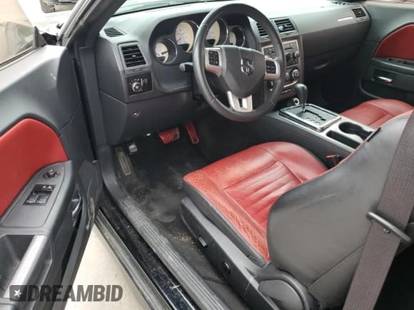 ✅ 2013 Dodge Challenger R/T Plus • VIN: 2C3CDYBT6DH729097 • Lot: 52572444. Wystawiony na Copart z przebiegiem 156 221 mil. Bezpłatny archiwum sprzedaży aukcyjnych z USA i szczegółowy raport historii pojazdu na DreamBid. Zdjęcie 8.