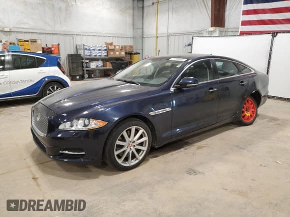 ✅ 2014 Jaguar XJ • VIN: SAJWA1CZ4E8V70391 • Лот: 52708345. Опубликован ранее на Copart с пробегом 100 229 миль. Бесплатный доступ к архиву аукционных продаж из США и подробный отчёт об истории автомобиля на DreamBid. Изображение 1.