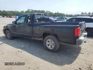 2005 Dodge Dakota ST z VIN 1D7HE22K45S204090, wystawiony jako Copart lot #54996024 z przebiegiem Nie podano mil oraz Szkoda całkowita • Salvage title. Historia ofert i sprzedaży dostępna na DreamBid. Obrazek 2.