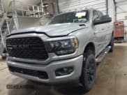 ✅ 2022 Ram 2500 Big Horn • VIN: 3C6UR5DJ7NG216185 • Lot: 41271076. Wystawiony na IAAI z przebiegiem 35 683 mil. Bezpłatny archiwum sprzedaży aukcyjnych z USA i szczegółowy raport historii pojazdu na DreamBid. Zdjęcie 2.