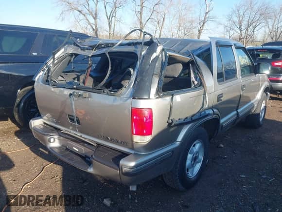 1999 Chevrolet Blazer LT z VIN 1GNDT13W9X2186755, wystawiony jako IAAI lot #41865171 z przebiegiem 107 191 mil mil oraz . Historia ofert i sprzedaży dostępna na DreamBid. Obrazek 6.