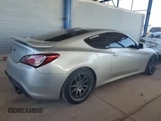 ✅ 2013 Hyundai Genesis Coupe Track • VIN: KMHHU6KJXDU102707 • Lot: 54265985. Wystawiony na Copart z przebiegiem 115 122 mil. Bezpłatny archiwum sprzedaży aukcyjnych z USA i szczegółowy raport historii pojazdu na DreamBid. Zdjęcie 3.