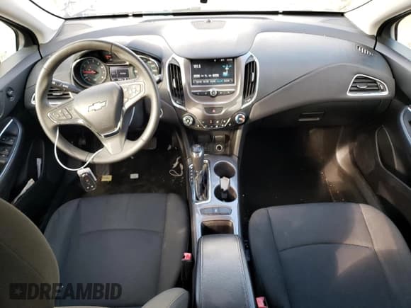 ✅ 2018 Chevrolet Cruze LT • VIN: 3G1BE6SM8JS546691 • Lot: 38713313. Wystawiony na Copart z przebiegiem 87 962 mil. Bezpłatny archiwum sprzedaży aukcyjnych z USA i szczegółowy raport historii pojazdu na DreamBid. Zdjęcie 8.