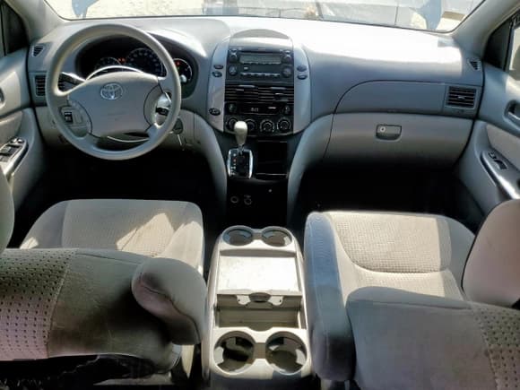 ✅ 2010 Toyota Sienna LE • VIN: 5TDJK4CC1AS031347 • Lot: 70738005. Listed on Copart with 133,384 mi. Free auction sales archive from the USA and detailed vehicle history report at DreamBid. Image 8.