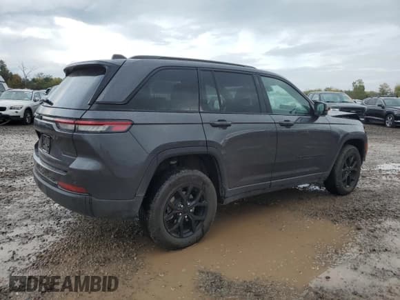 ✅ 2024 Jeep Grand Cherokee Altitude X • VIN: 1C4RJHAG4RC205752 • Lot: 81746385. Wystawiony na Copart z przebiegiem 8 896 mil. Bezpłatny archiwum sprzedaży aukcyjnych z USA i szczegółowy raport historii pojazdu na DreamBid. Zdjęcie 3.