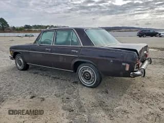 ✅ 1971 Mercedes-Benz 250 • VIN: 11401112001358 • Lot: 91185505. Wystawiony na Copart z przebiegiem 68 652 mil. Bezpłatny archiwum sprzedaży aukcyjnych z USA i szczegółowy raport historii pojazdu na DreamBid. Zdjęcie 2.