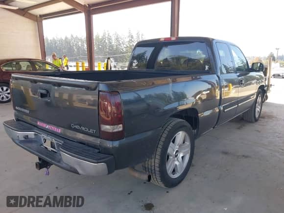 ✅ 2005 Chevrolet Silverado 1500 LS • VIN: 2GCEC19T851358412 • Lot: 43306552. Wystawiony na IAAI z przebiegiem 288 244 mil mil. Skorzystaj z bezpłatnego archiwum sprzedaży aukcyjnych z USA i zobacz szczegółowy raport historii pojazdu na DreamBid. Zdjęcie 4.