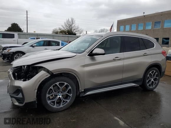 ✅ 2022 BMW X1 xDrive28i • VIN: WBXJG9C0XN5V03922 • Lot: 51248095. Wystawiony na Copart z przebiegiem 52 282 mil. Bezpłatny archiwum sprzedaży aukcyjnych z USA i szczegółowy raport historii pojazdu na DreamBid. Zdjęcie 1.