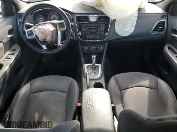 ✅ 2012 Chrysler 200 Touring • VIN: 1C3CCBBG1CN329232 • Lot: 86214135. Wystawiony na Copart z przebiegiem 146 488 mil. Bezpłatny archiwum sprzedaży aukcyjnych z USA i szczegółowy raport historii pojazdu na DreamBid. Zdjęcie 8.