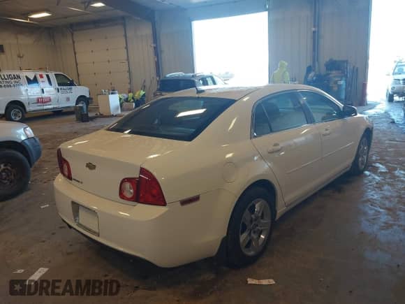 2010 Chevrolet Malibu 1LT z VIN 1G1ZC5EB2AF307280, wystawiony jako IAAI lot #43477502 z przebiegiem 79 349 mil mil oraz . Historia ofert i sprzedaży dostępna na DreamBid. Obrazek 4.