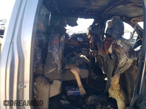 ✅ 2015 GMC Sierra 1500 • VIN: 1GT11XE83FF620095 • Lot: 77142554. Wystawiony na Copart z przebiegiem Nie podano. Bezpłatny archiwum sprzedaży aukcyjnych z USA i szczegółowy raport historii pojazdu na DreamBid. Zdjęcie 10.