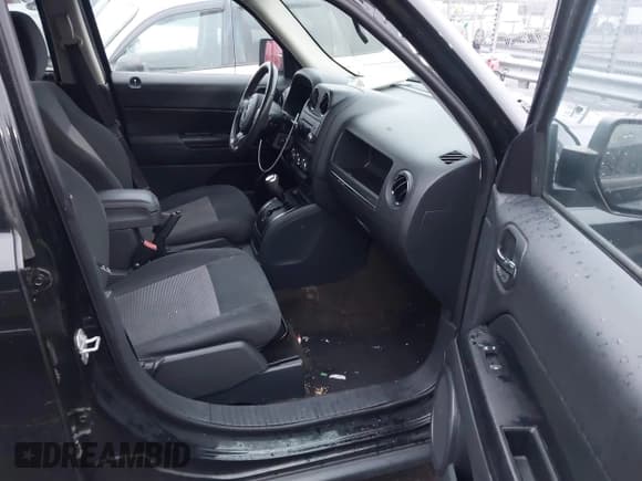 ✅ 2015 Jeep Patriot Latitude • VIN: 1C4NJRFB9FD382465 • Lot: 43889253. Listed on IAAI with 127,732 mi. Free auction sales archive from the USA and detailed vehicle history report at DreamBid. Image 5.