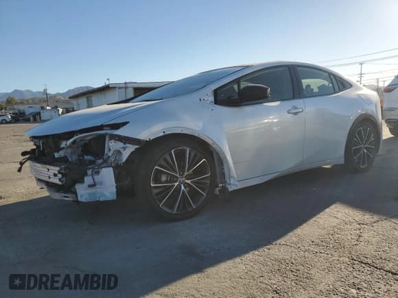 ✅ 2023 Toyota Prius XLE • VIN: JTDACAAUXP3012622 • Лот: 90627595. Опубликован ранее на Copart с пробегом 22 744 миль. Бесплатный доступ к архиву аукционных продаж из США и подробный отчёт об истории автомобиля на DreamBid. Изображение 1.