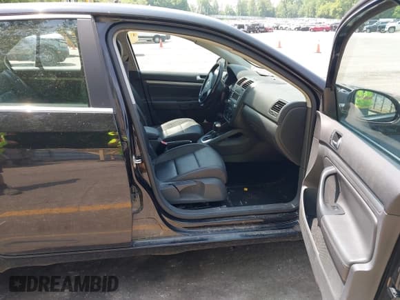 ✅ 2008 Volkswagen Jetta SE • VIN: 3VWRZ71K18M160304 • Lot: 42484836. Wystawiony na IAAI z przebiegiem 185 592 mil. Bezpłatny archiwum sprzedaży aukcyjnych z USA i szczegółowy raport historii pojazdu na DreamBid. Zdjęcie 5.