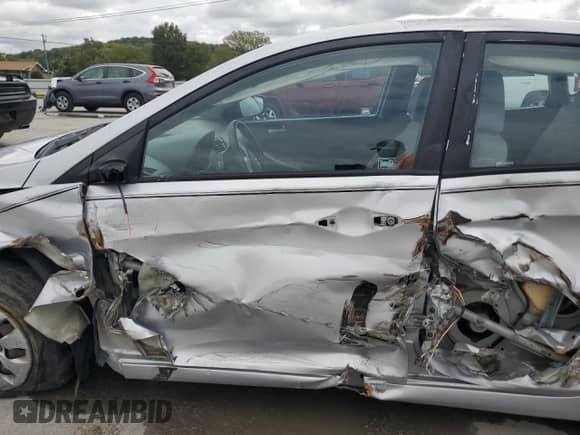 2017 Hyundai Accent SE z VIN KMHCT5AE8HU312577, wystawiony jako Copart lot #83965515 z przebiegiem 137 007 mil mil oraz Szkoda całkowita • Salvage title. Historia ofert i sprzedaży dostępna na DreamBid. Obrazek 7.