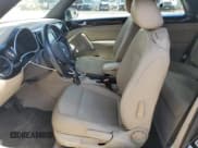 ✅ 2013 Volkswagen Beetle 2.5L • VIN: 3VW5P7AT9DM832472 • Lot: 81891665. Wystawiony na Copart z przebiegiem 59 650 mil. Bezpłatny archiwum sprzedaży aukcyjnych z USA i szczegółowy raport historii pojazdu na DreamBid. Zdjęcie 7.