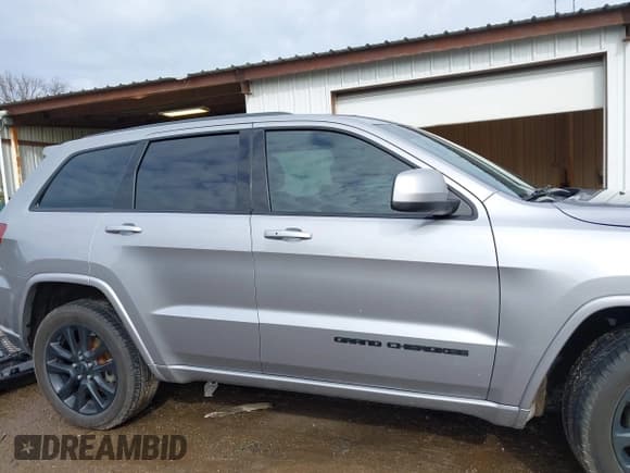 ✅ 2019 Jeep Grand Cherokee Altitude • VIN: 1C4RJFAG2KC563247 • Lot: 41479926. Wystawiony na IAAI z przebiegiem 81 288 mil. Bezpłatny archiwum sprzedaży aukcyjnych z USA i szczegółowy raport historii pojazdu na DreamBid. Zdjęcie 14.