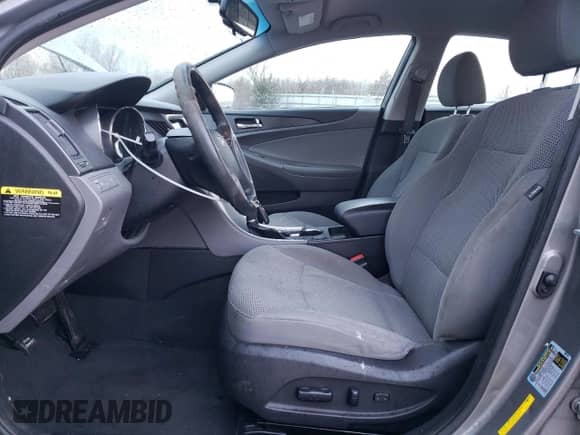 2013 Hyundai Sonata GLS z VIN 5NPEB4AC5DH611425, wystawiony jako Copart lot #87325704 z przebiegiem 132 515 mil mil oraz Czysty tytuł • Clean title. Historia ofert i sprzedaży dostępna na DreamBid. Obrazek 7.