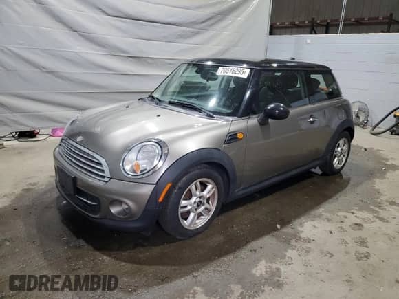 2013 MINI Hardtop с VIN WMWSU3C5XDT691402, выставлен на аукционе Copart как лот 70516295 с пробегом 99 259 миль миль и Списание • Salvage title. История ставок и продаж доступна на DreamBid. Изображение 1.