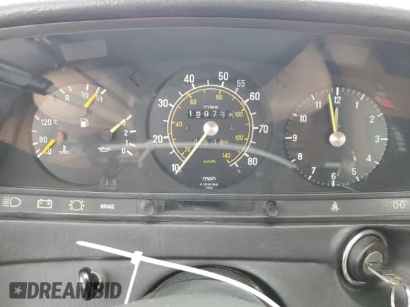 ✅ 1982 Mercedes-Benz 240 • VIN: WDBAB23A5CB311686 • Lot: 86339105. Wystawiony na Copart z przebiegiem 169 775 mil. Bezpłatny archiwum sprzedaży aukcyjnych z USA i szczegółowy raport historii pojazdu na DreamBid. Zdjęcie 9.