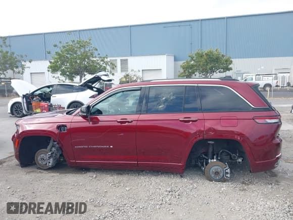 ✅ 2023 Jeep Grand Cherokee Overland • VIN: 1C4RJYD61P8795007 • Lot: 40400871. Listed on IAAI with 11,066 mi. Free auction sales archive from the USA and detailed vehicle history report at DreamBid. Image 13.