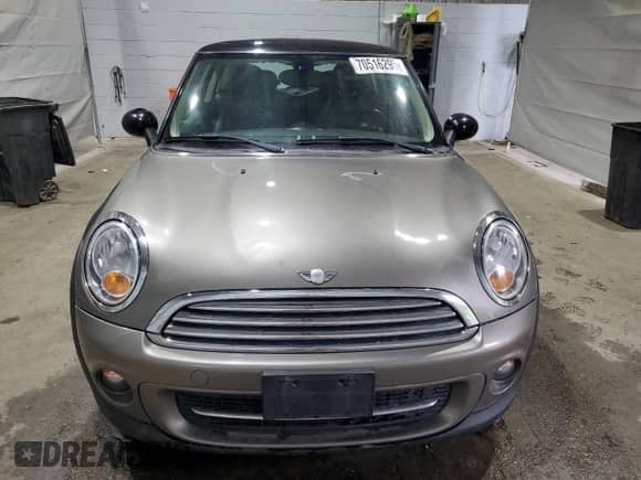 2013 MINI Hardtop с VIN WMWSU3C5XDT691402, выставлен на аукционе Copart как лот 70516295 с пробегом 99 259 миль миль и Списание • Salvage title. История ставок и продаж доступна на DreamBid. Изображение 5.