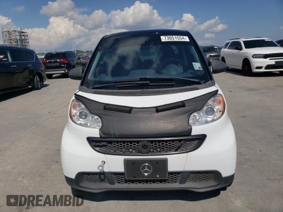 ✅ 2015 Smart fortwo Passion • VIN: WMEEJ3BAXFK820031 • Lot: 73051554. Wystawiony na Copart z przebiegiem Nie podano. Bezpłatny archiwum sprzedaży aukcyjnych z USA i szczegółowy raport historii pojazdu na DreamBid. Zdjęcie 5.