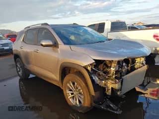 2025 Chevrolet Equinox FWD LT z VIN 3GNAXHEG0SL129325, wystawiony jako IAAI lot #43059899 z przebiegiem 8 477 mil mil oraz . Historia ofert i sprzedaży dostępna na DreamBid. Obrazek 1.