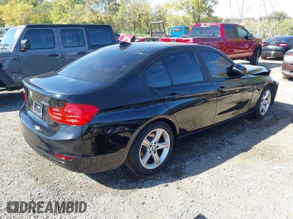 ✅ 2013 BMW 3 Series 328i • VIN: WBA3A5C55DJ461920 • Lot: 43528766. Wystawiony na IAAI z przebiegiem 159 873 mil. Bezpłatny archiwum sprzedaży aukcyjnych z USA i szczegółowy raport historii pojazdu na DreamBid. Zdjęcie 4.